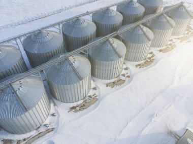 Yeni yapılmış mısır gevreği asansörü kışın gün batımında İHA 'dan çekilmiş.