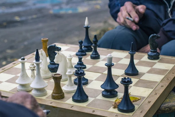 Two Elderly Wise Smoking Man Playing Old Chess Late Autumn — Stock Photo, Image