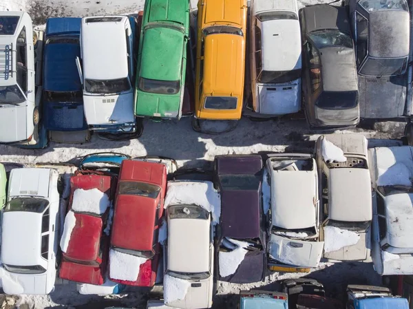 Kış mevsiminde geri dönüşüm için hazırlanmış büyük bir araba yığını, uçan bir makineden çekilmiş bir fotoğraf.