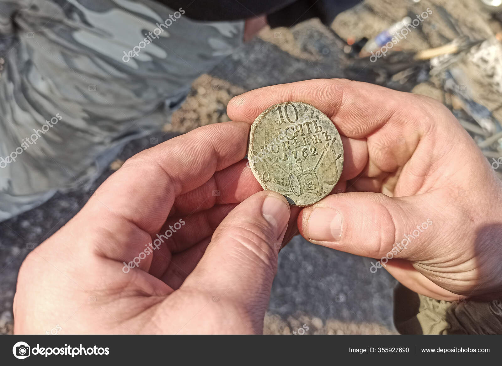 在考古发掘过程中发现的俄罗斯帝国古钱币使用金属探测器前后的背景因浮雕效应而模糊不清——图库图片© alpinist_den #355927690