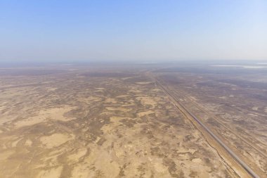 En tepeden bakınca gölün puslu bozkırları.