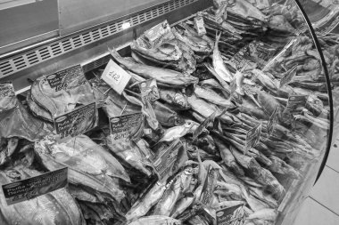 Petropavlovsk, Kazakistan - 22 Şubat 2020: cam vitrin arkasında tütsülenmiş ve kurutulmuş balık tezgahı