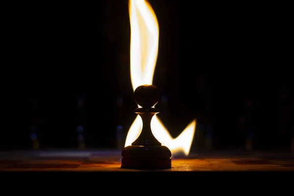 チェス盤は暗闇の中表と裏の数字でボケの効果でぼやけている — ストック写真