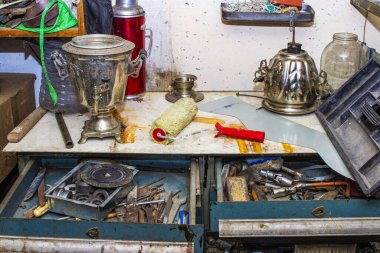 Banliyö garajında büyük bir karmaşa.