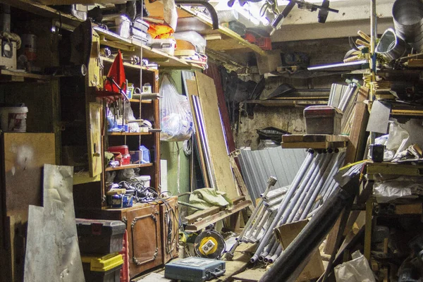 Wielki Bałagan Wypchanym Garażu Podmiejskim — Zdjęcie stockowe