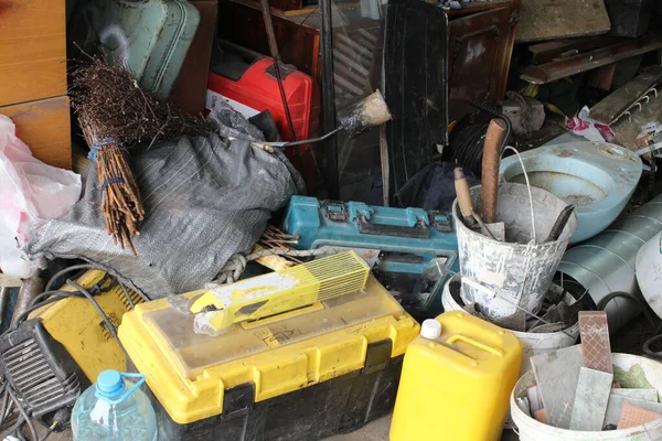 Banliyö garajında büyük bir karmaşa.