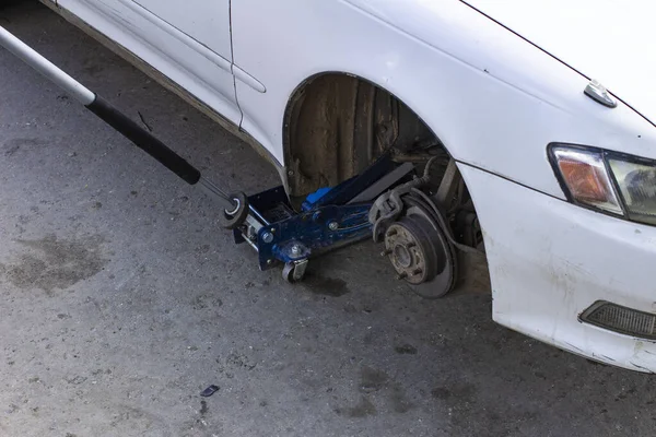 Substituindo Rodas Carro Jack Mantém Corpo Posição Levantada — Fotografia de Stock