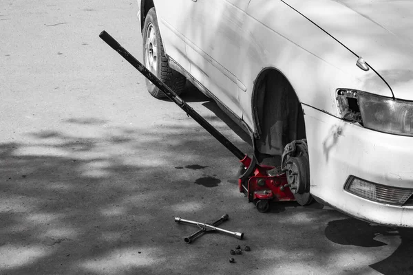 Vervangende Wielen Een Auto Jack Houdt Het Lichaam Verhoogde Positie — Stockfoto