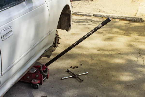 Vervangende Wielen Een Auto Jack Houdt Het Lichaam Verhoogde Positie — Stockfoto