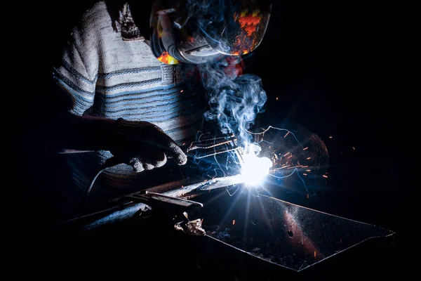 Welder Doing Metal Work Night Front Background Blurred Bokeh Effect — Stock Photo, Image