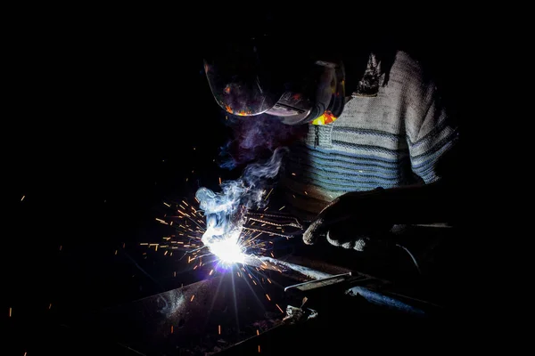 Soldador Fazendo Trabalho Metal Noite Frente Fundo Borrado Com Efeito — Fotografia de Stock