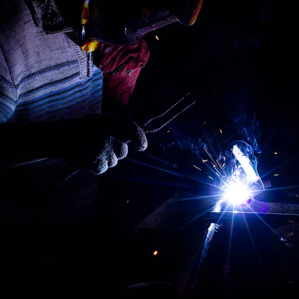 Kaynakçı Gece Metal Işi Yapıyor Arka Plan Bokeh Etkisi Ile — Stok fotoğraf