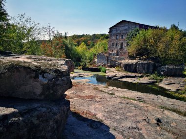 Bir kayanın üzerinde eski bir bina