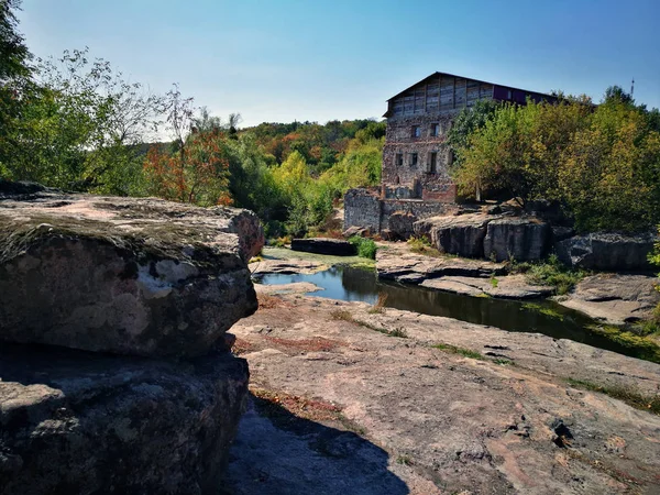 Bir kayanın üzerinde eski bir bina