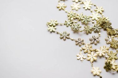 Beyaz zemin üzerine altın kar tanesi