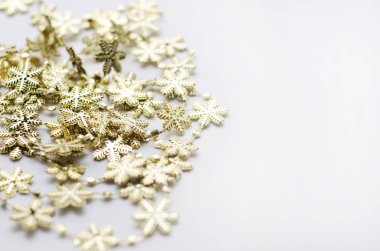 Beyaz zemin üzerine altın kar tanesi