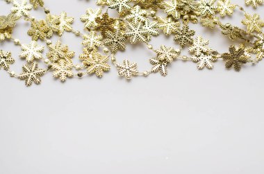 Beyaz zemin üzerine altın kar tanesi