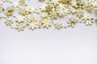 Beyaz zemin üzerine altın kar tanesi