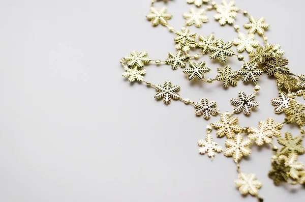 Beyaz zemin üzerine altın kar tanesi