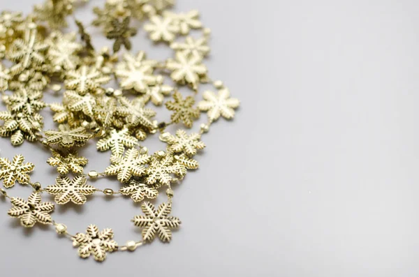 Beyaz zemin üzerine altın Noel kar taneleri