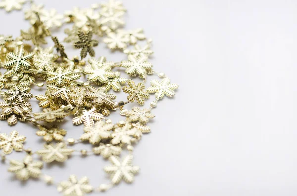 Beyaz zemin üzerine altın kar tanesi
