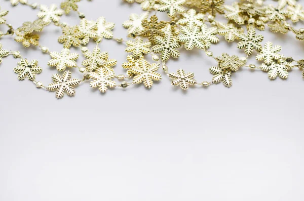 Beyaz zemin üzerine altın kar tanesi
