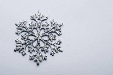 Beyaz arkaplanda kar tanesi