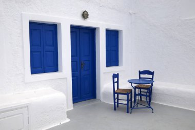 Hauseingang auf Santorini Griechenland - typisch blau-weiss