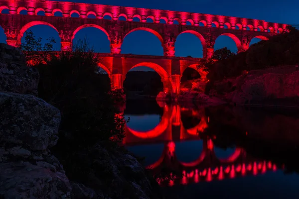 ポン ・ デュ ・ ガール (フランスの夜にローマの水道橋) — ストック写真