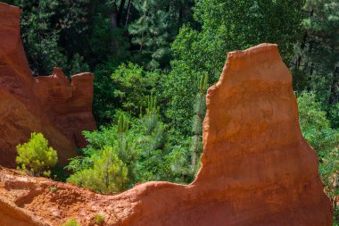 Roussillon village, Provence, Fransa yakınındaki koyu sarı kırmızımsı kaya oluşumları yapılmış