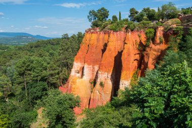 Roussillon village, Provence, Fransa yakınındaki koyu sarı kırmızımsı kaya oluşumları yapılmış