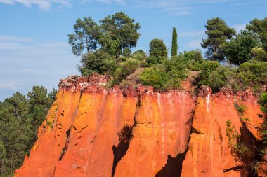 Roussillon village, Provence, Fransa yakınındaki koyu sarı kırmızımsı kaya oluşumları yapılmış