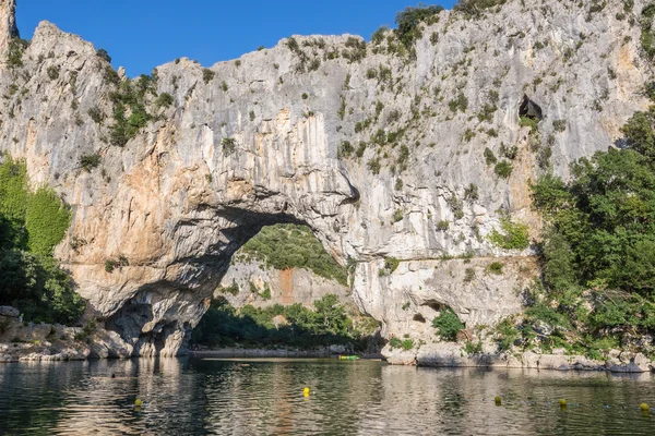 Мост Д 'Арк, каменная арка над рекой Ардеш, в ущелье Ардеш (Франция) ) — стоковое фото