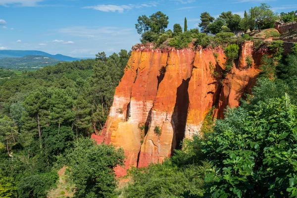 Rödaktig klippformationer gjort av ocher nära Roussillon village, Provence, Frankrike — Stockfoto