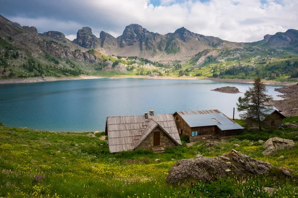 Lago Allos en el Parque Nacional del Mercantour, Alpes (Francia ) — Foto de Stock