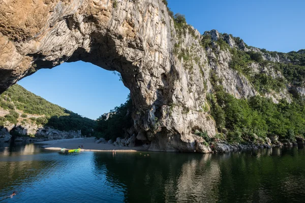 ポン ダルク、アルデーシュ峡谷 (フランスのアルデーシュ川の岩のアーチ) — ストック写真