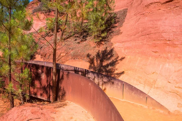 Rödaktig klippformationer gjort av ocher nära Roussillon village, Provence, Frankrike — Stockfoto