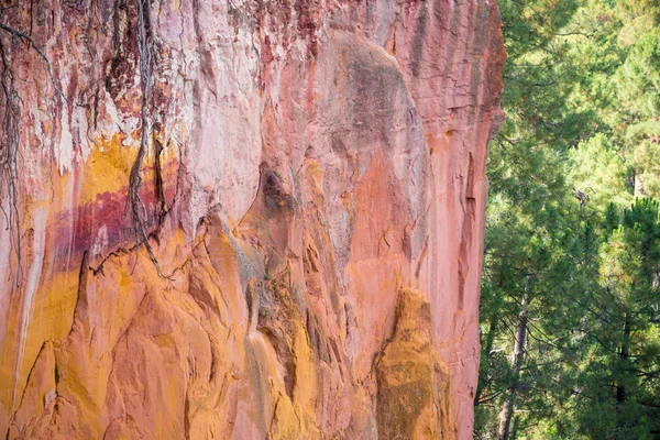 Formações rochosas avermelhadas feitas de ocre perto da aldeia de Roussillon, Provence, França — Fotografia de Stock