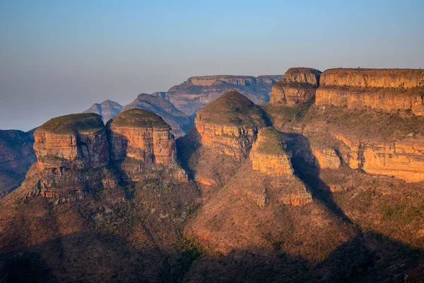 Три Рондавелла в каньоне реки Блайд, ЮАР — стоковое фото