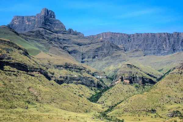 Anfiteatro en el Parque Nacional Royal Natal en las montañas Drakensberg, Sudáfrica — Foto de Stock