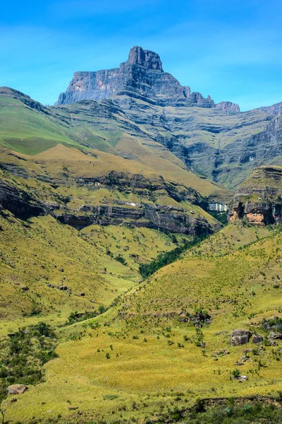 Anfiteatro en el Parque Nacional Royal Natal en las montañas Drakensberg, Sudáfrica — Foto de Stock