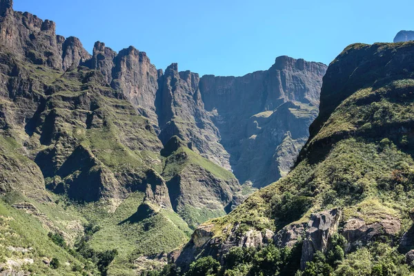 Anfiteatro en el Parque Nacional Royal Natal en las montañas Drakensberg, Sudáfrica — Foto de Stock