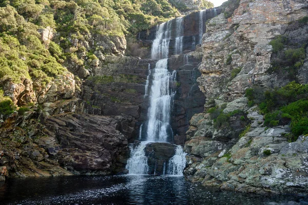 Tweeriviere River cai no final da Trilha da Cachoeira no Parque Nacional Tsitsikamma, África do Sul — Fotografia de Stock