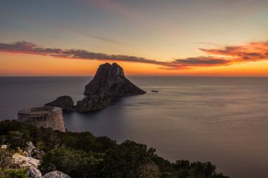 Savinar Kulesi ve Es Vedra Adası'nda günbatımı, Ibiza, İspanya