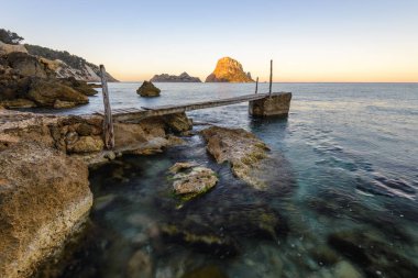 Cala d'Hort Beach, arka plan, Ibiza Adası, İspanya olarak Es Vedra küçük ahşap iskele