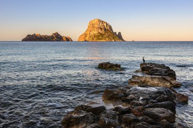 Cala d'Hort sunrise, arka plan, Ibiza, İspanya olarak Es Vedra sahilinde