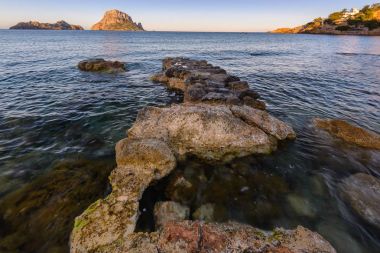 Cala d'Hort sunrise, arka plan, Ibiza, İspanya olarak Es Vedra sahilinde