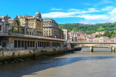 Nervion nehir ve Abando tren istasyonu, Bilbao, İspanya