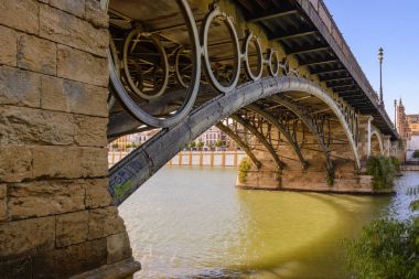 Triana Köprüsü Guadalquivir Nehri Seville, İspanya (resmi köprü Isabel II adıdır)