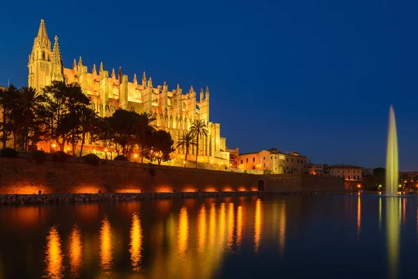 Catedral iluminada de Palma de Mallorca vista desde el Parc de la Mar, España — Foto de Stock